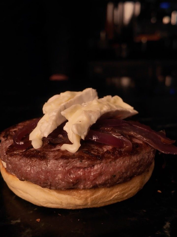 Detalle de hamburguesa con topping cremoso