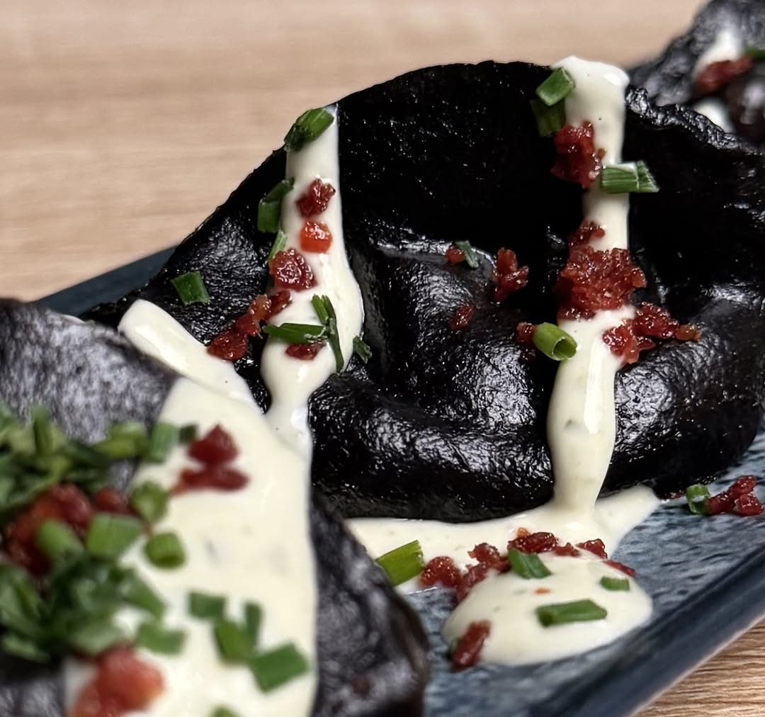 Plato de la temporada en pan negro con salsa